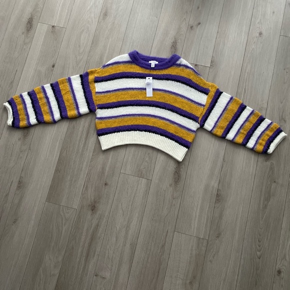 Purple and white sweater - Picture 4 of 4